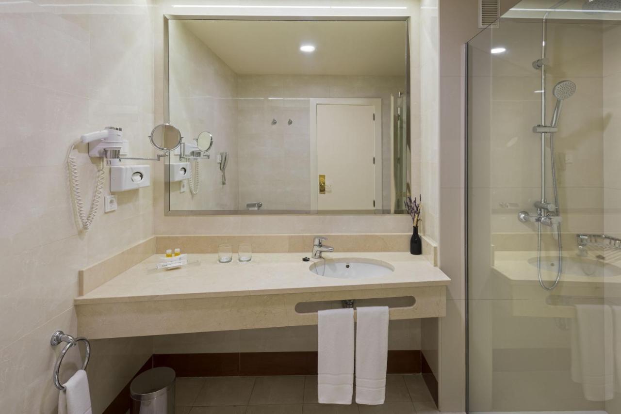 Quarto Duplo Superior com Estacionamento (1 Adulto)